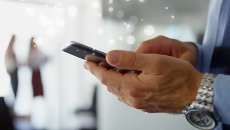 hombre de negocios usando teléfono móvil rodeado por el efecto de burbujas blancas