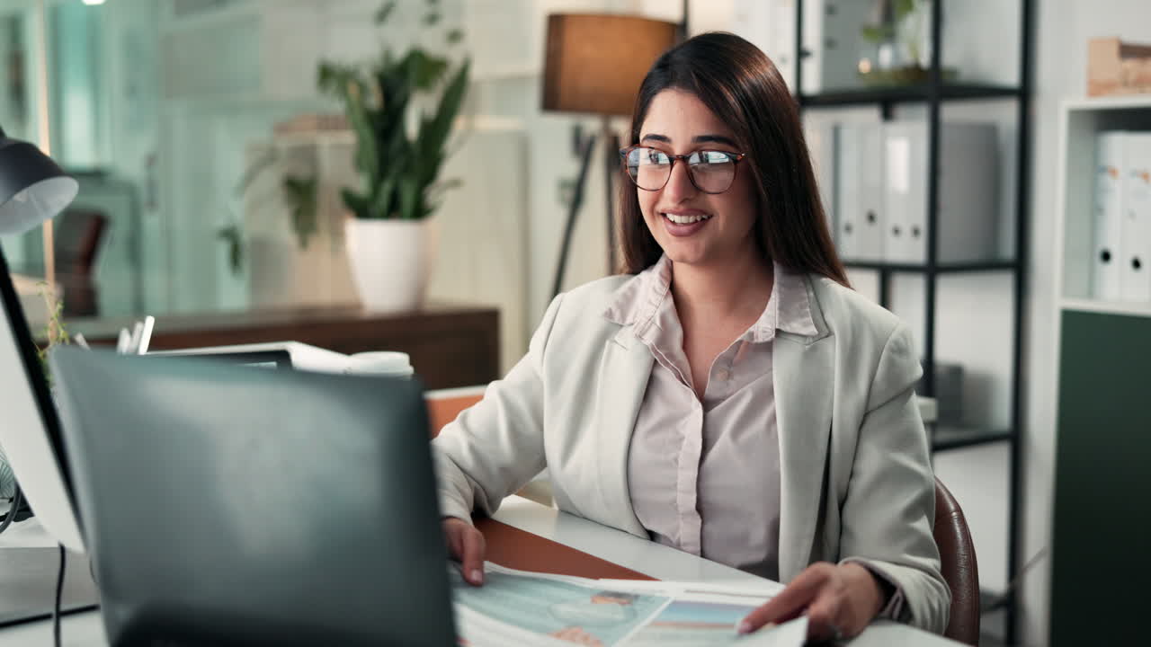 Mujer de negocios que trabaja en una oficina