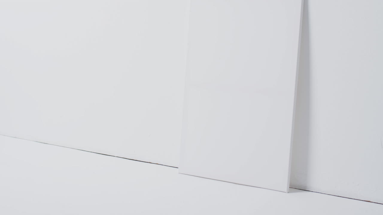 video vertical de un letrero de lienzo blanco con espacio de copia en el suelo contra un fondo blanco