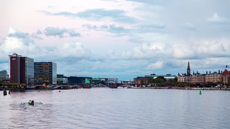 Timelapse del ponte sull'acqua di Copenaghen e paesaggio urbano al tramonto