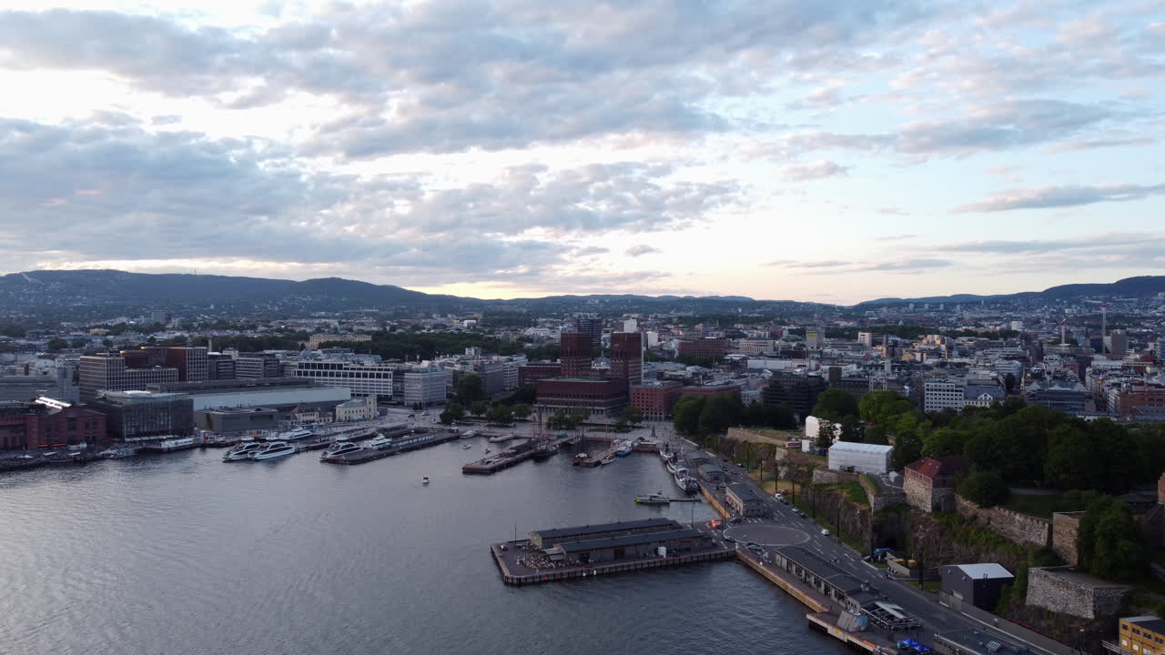 Bahía de Oslo y la ciudad de fondo al atardecer.
