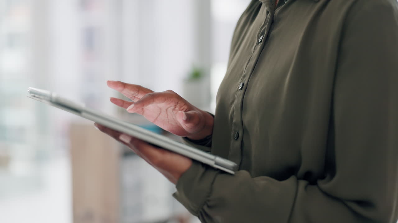 태블릿, 검색 및 직원의 손으로 온라인으로 타이핑