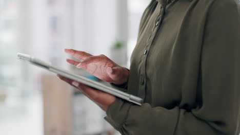 tableta, búsqueda y manos del empleado escribiendo en línea