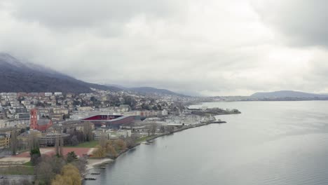 el romántico pueblo de neuchâtel ubicado en el hermoso lago durante la temporada de invierno en el paisaje alpino suizo, suiza, europa