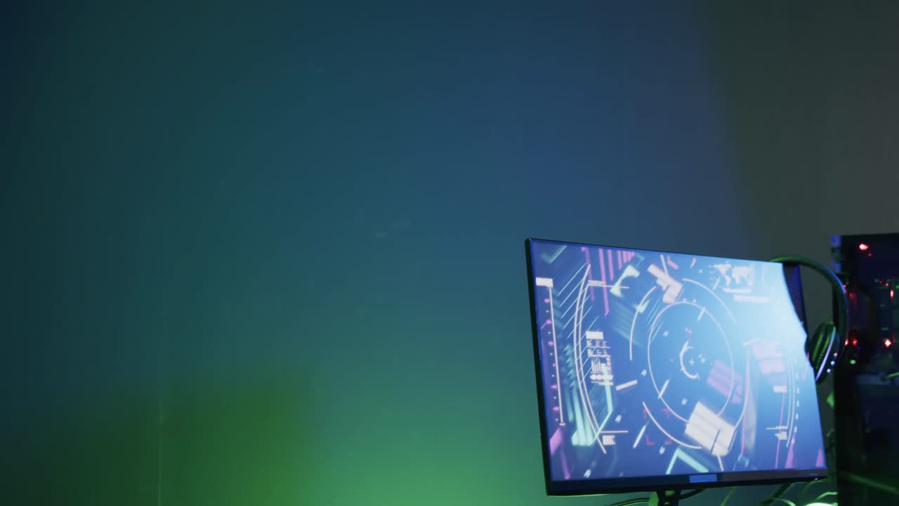네온 배경 에 복사 공간 을 가진 책상 에 있는 컴퓨터 와 게임 장비 의 비디오