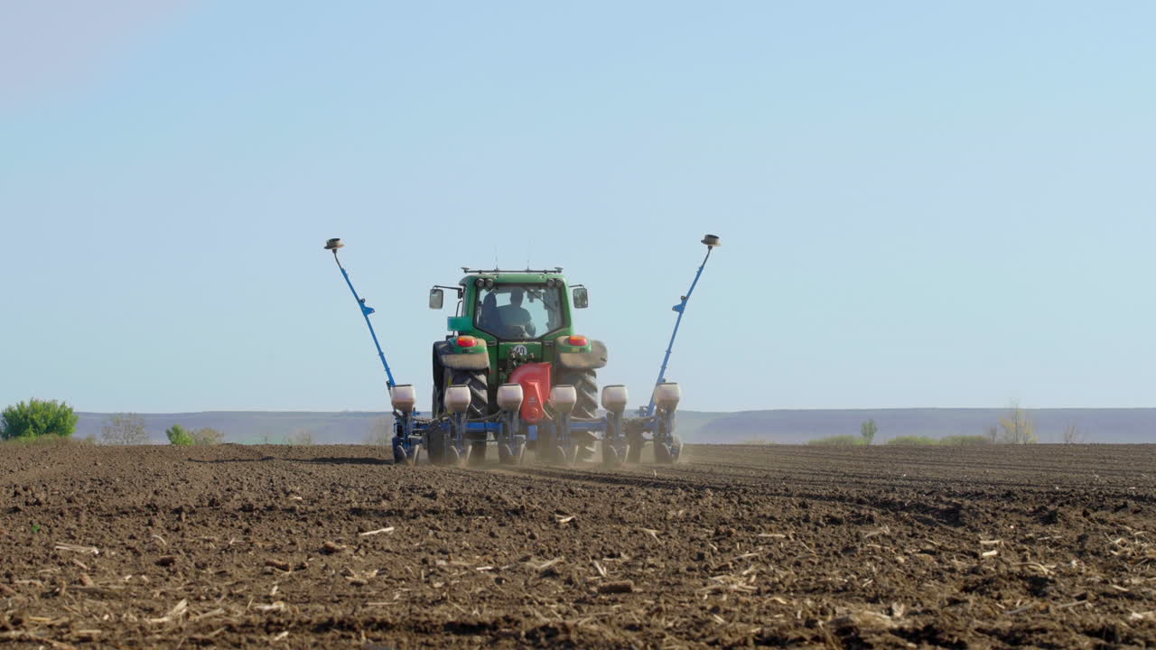tractor plantando semillas en un campo