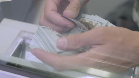 las manos cuentan el número de billetes de dólar. la caja del banco 100 dólares