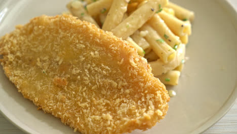 pasta casera quadrotto penne salsa de crema blanca con pescado frito