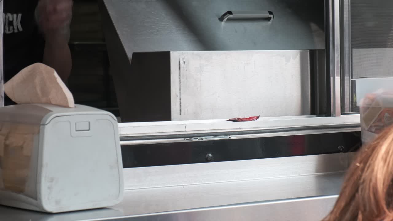 햄버거 와 감자  ⁇ 김 이 음식 트럭 창문 에서 나와 있다