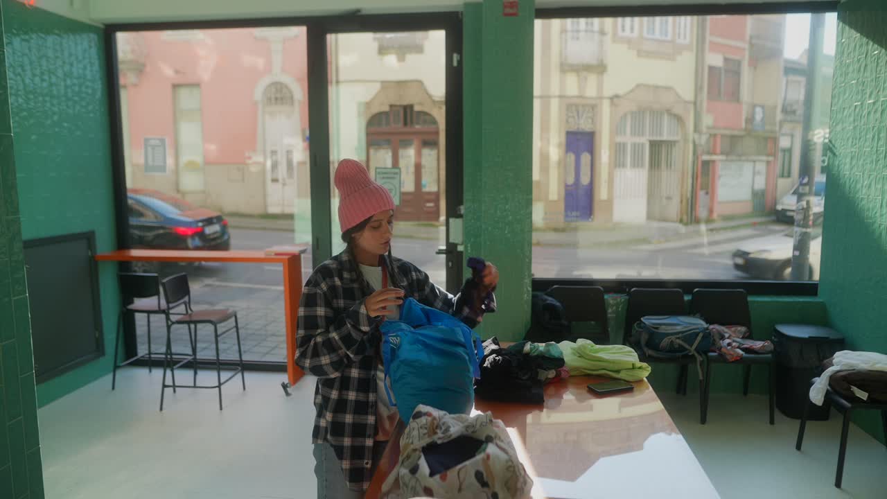 Donna che fa i bagagli in una lavanderia moderna in stile caffetteria