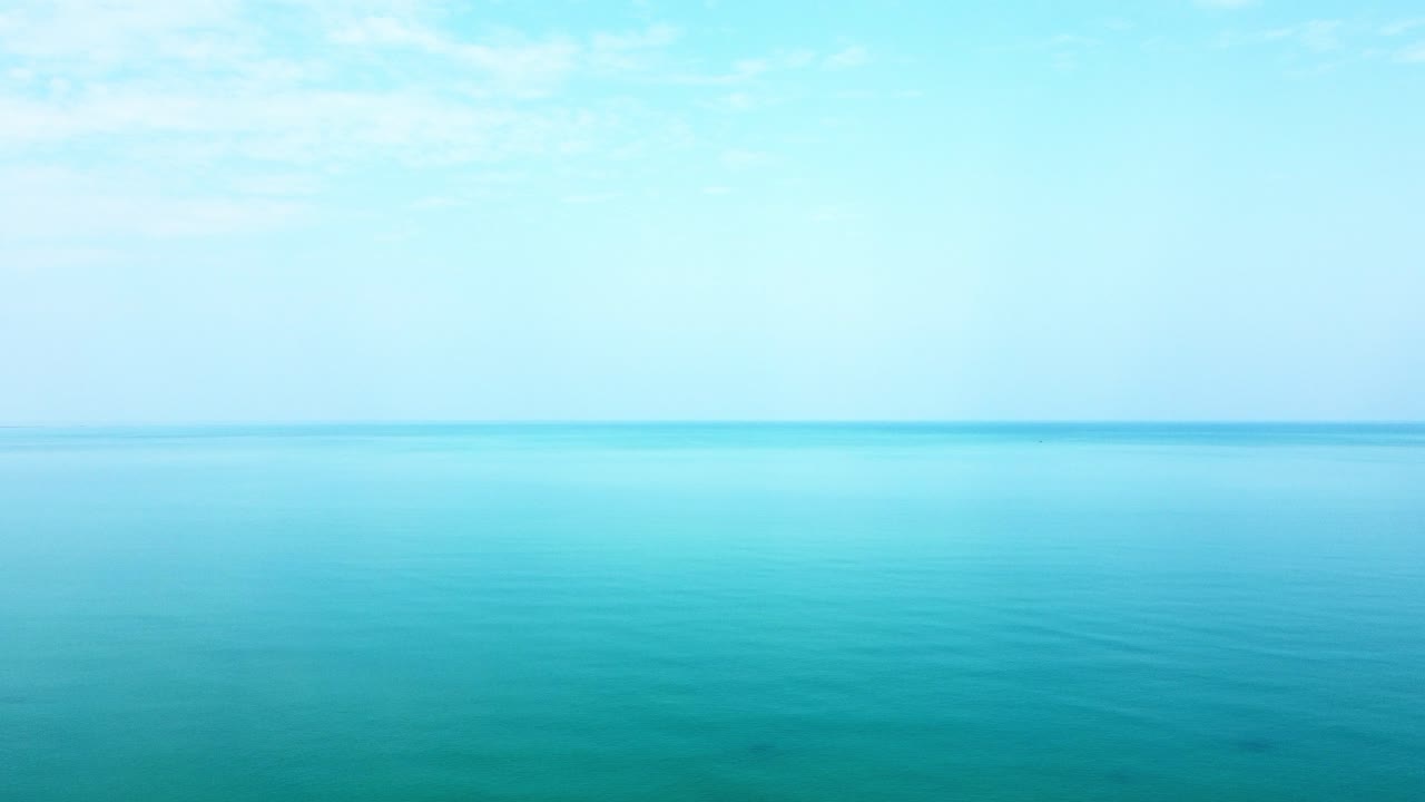 앞으로 나아가는 깊고 푸른 물이 있는 해수면의 공중 하향식 전망