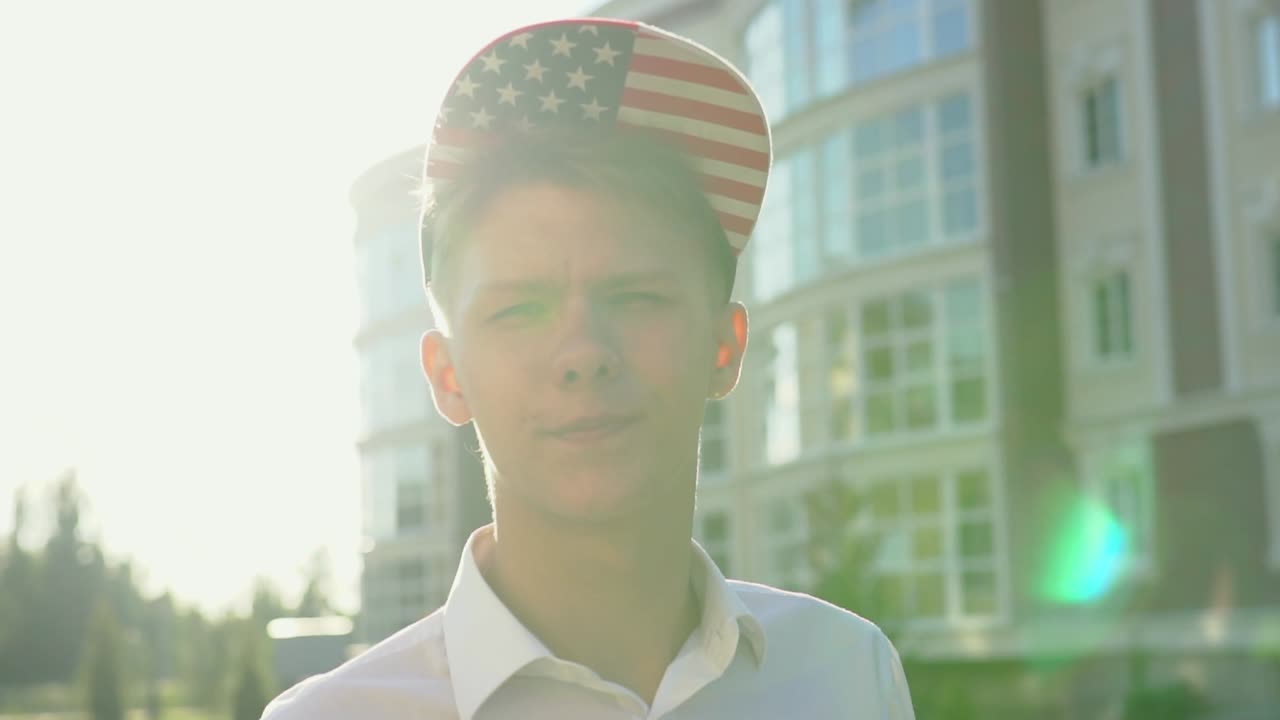 adolescente con gorra de bandera estadounidense