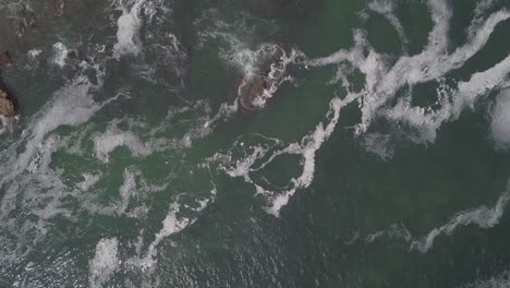 Vertikale-Luftaufnahme:-Schäumendes-Flaches-Grünes-Meerwasser-Bei-Flut