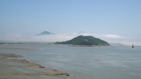 Marea-Baja-Del-Mar-Amarillo-En-La-Isla-De-Ganghwado-En-Corea-Del-Sur,-Boya-De-Navegación-Roja-Flotando-Entre-Islas