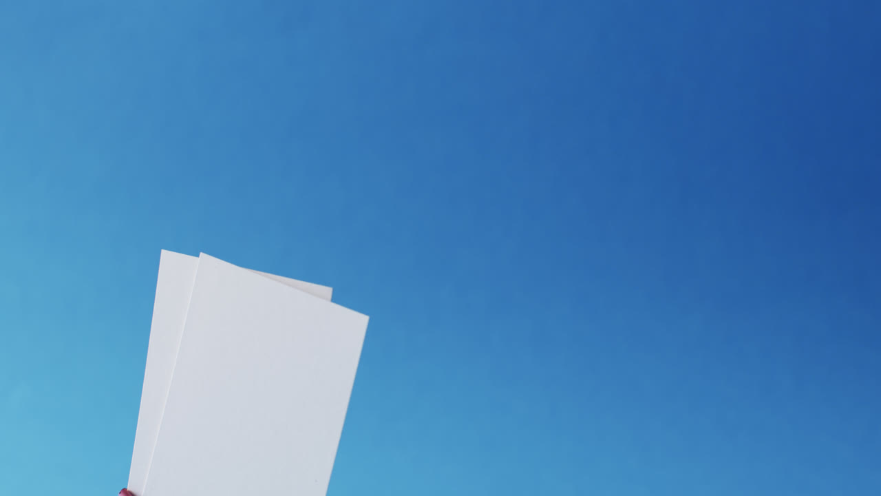 파란 바탕에 불도그 클립을 가진 두 개의 빈 색 비지니스 카드, 복사 공간, 느린 동작