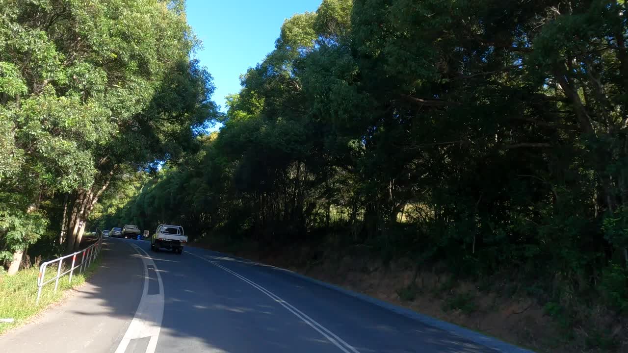 다양한 시골과 도시 도로를 따라 여행