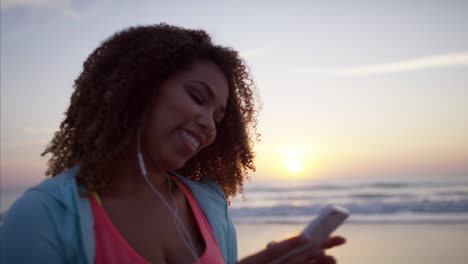 una mujer afroamericana bailando a la música de ocean