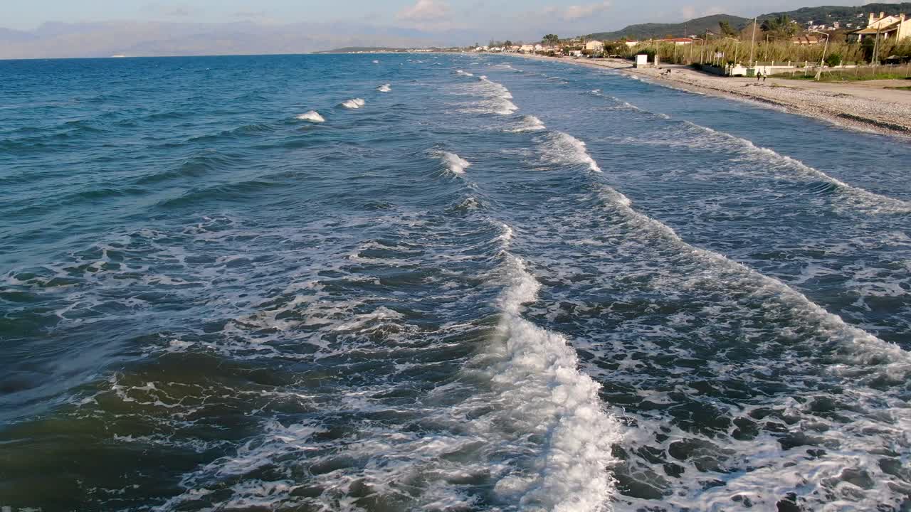 Vista aerea di una giornata ventosa sulla spiaggia a Corfù settentrionale, Grecia