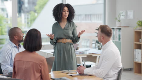 Empresa,-Mujer-O-Oradora-Con-Equipo-Para-Reunión.