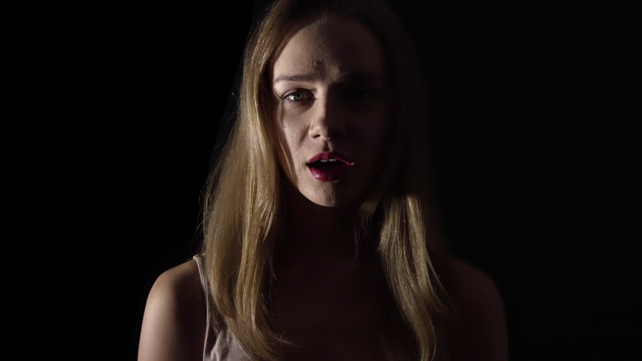 mujer aterrorizada sobre fondo negro