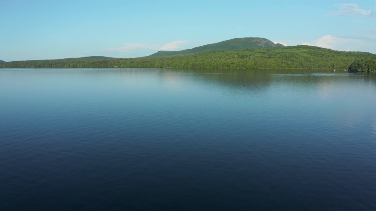 위로 날아가기 전에 호수의 물을 따라 가는 드론
