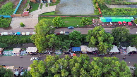 Fahrzeuge-Fahren-Durch-Den-Bekleidungsstraßenmarkt-In-Siem-Reap,-Kambodscha