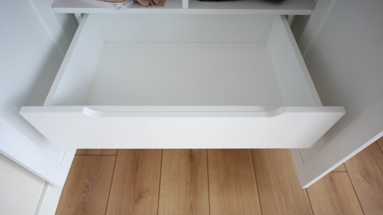 빈 색 옷장 서랍