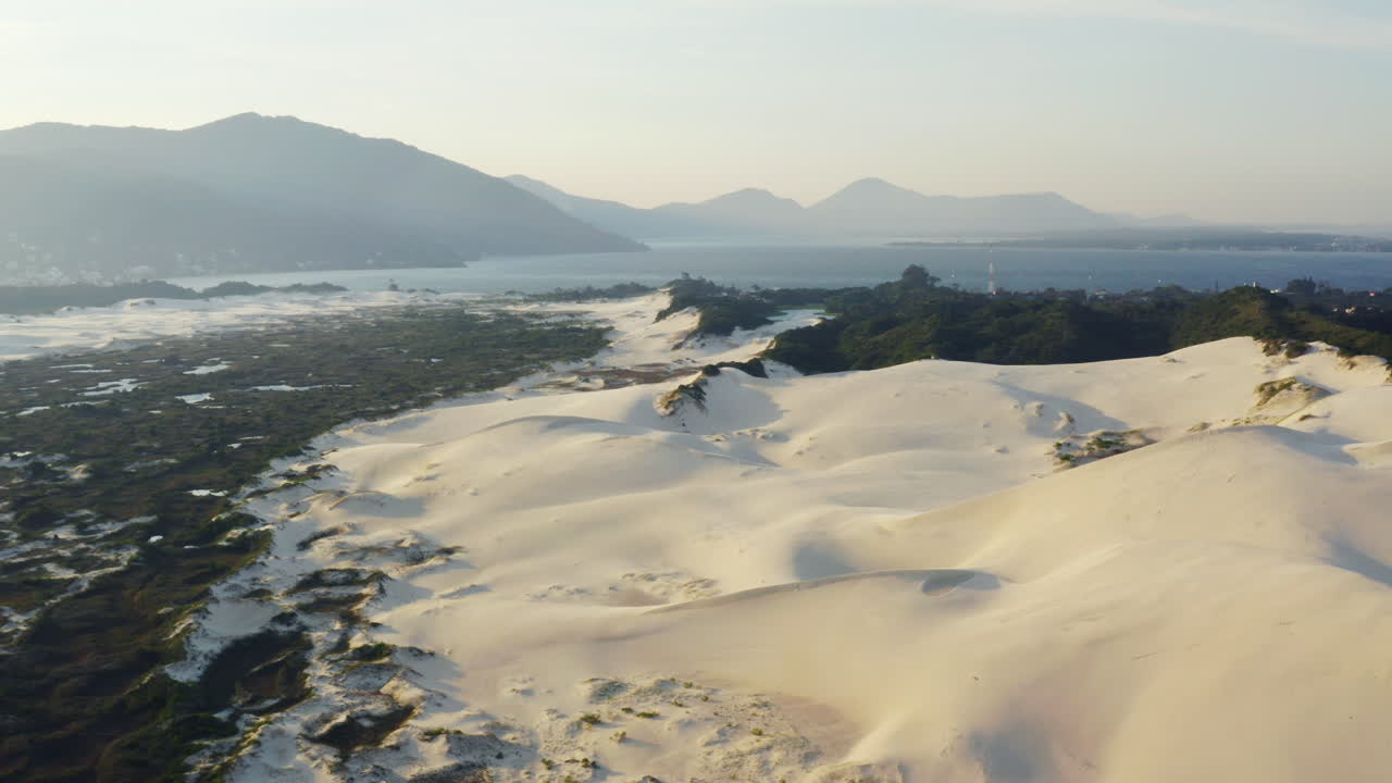 praia da joaquina, florianopolis city, santa catarina, brazil의 lagoa da conceicao와 모래 언덕의 아름다운 탁 트인 공중 전망