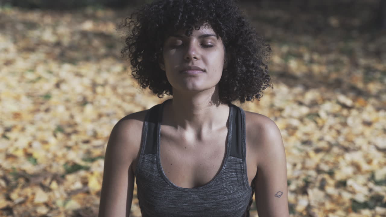 paz interior inhalando y exhalando en la temporada de otoño niña negra