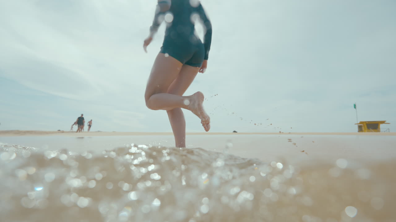 해변에서 달리는 여자