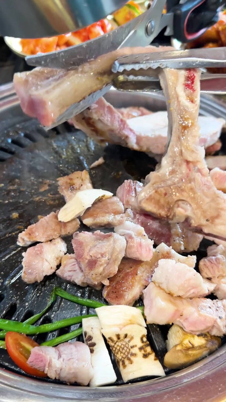 Découpe et cuisson de poitrine de porc sur un barbecue coréen