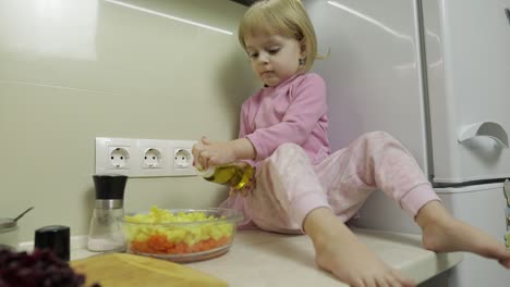 La-Niña-Está-Sentada-En-La-Cocina-Y-Preparando-Una-Ensalada.