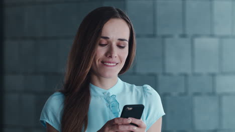 Businesswoman-typing-message-on-cellphone-outside.-Woman-using-smartphone