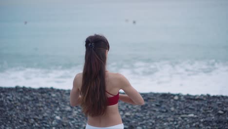 mujer meditando en la playa