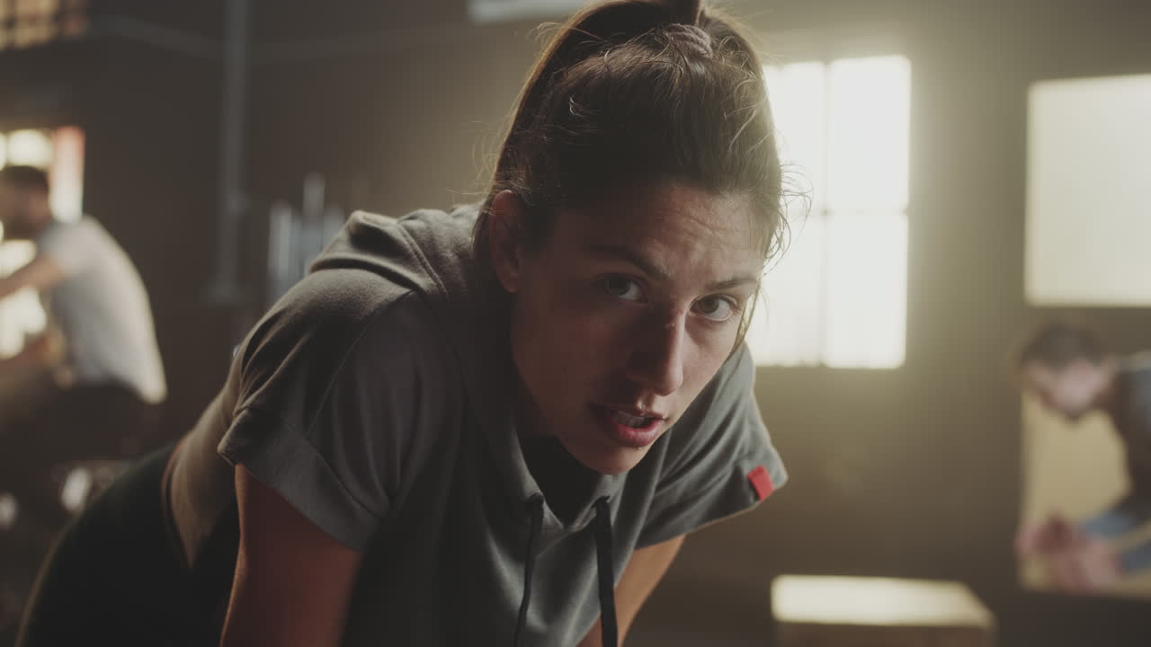 운동 후 피곤 한 여자