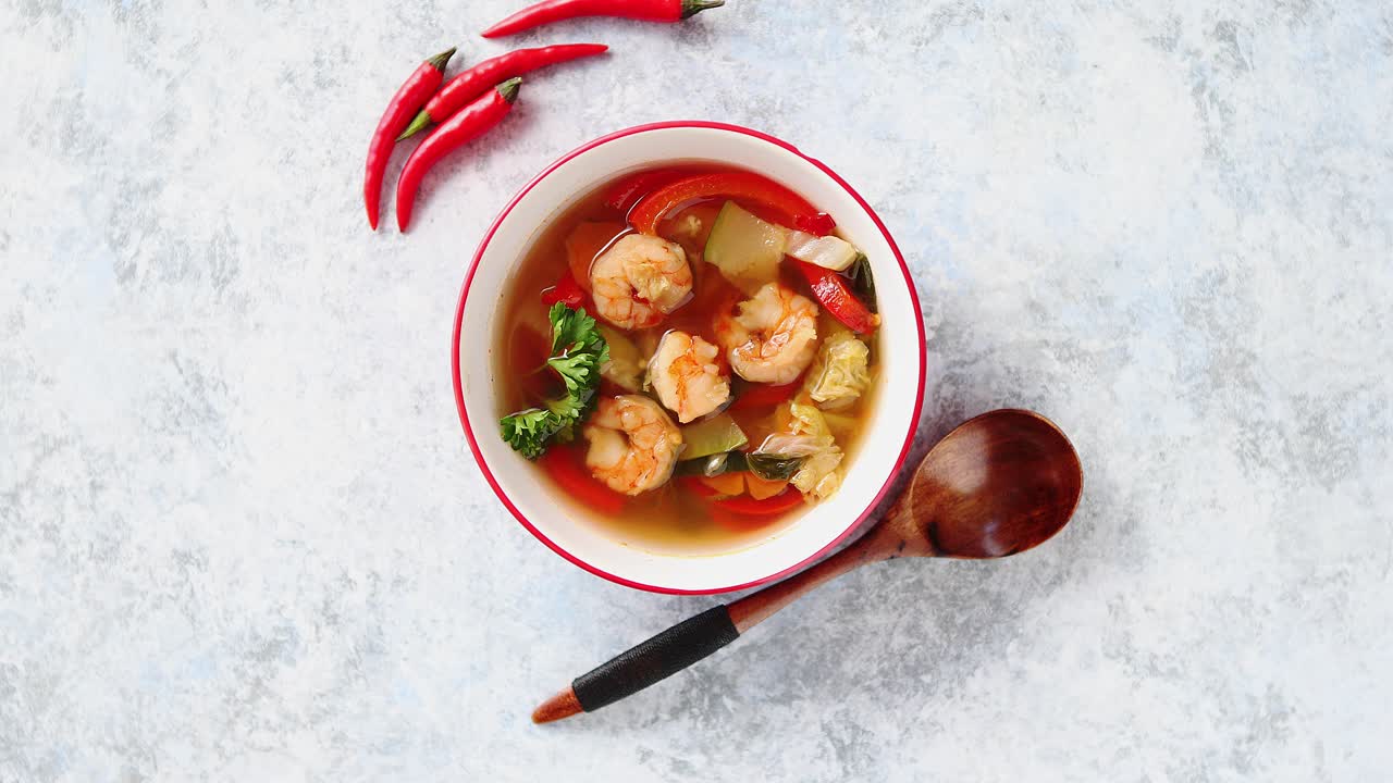 wok tradicional de hierro negro vacío colocado sobre fondo de piedra