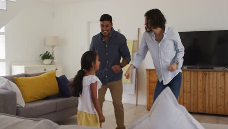 Feliz-Familia-Hispana-Con-Su-Hija-Bailando-Divirtiéndose-En-La-Sala-De-Estar