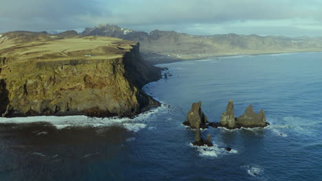 meseta escénica con pilas de mar de basalto de reynisdrangar en la orilla de la playa de reynisfjara cerca de vik en la costa sur de islandia