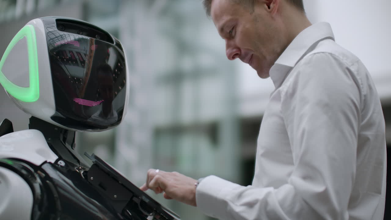 ingeniero electrónico científico de trabajo inventor en construcción de robots. cámara lenta. tecnologías robóticas modernas. concepto de robot futurista. inteligencia artificial robots virtuales y humanos.