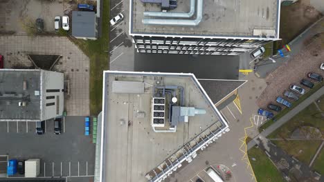 fotografía aérea del techo de un edificio de oficinas con equipos de calefacción, ventilación y aire acondicionado