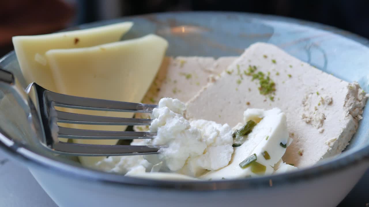 variedad de quesos y halva en un tazón