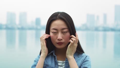 카메라를 바라보는 베트남 젊은 여성의 휴대용 비디오 쇼
