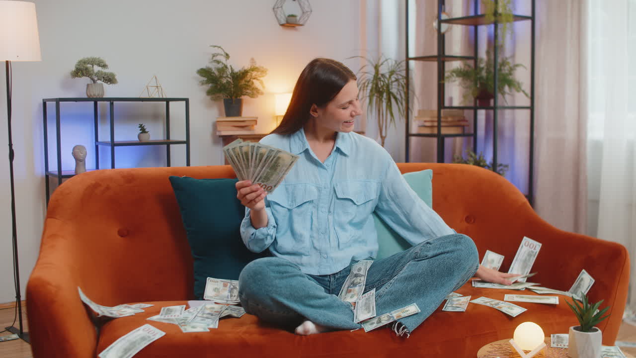 성공한 행복한 부유한 사업가 여성은 돈을 세고 높은 수익으로 기합니다 복권 게임 승리