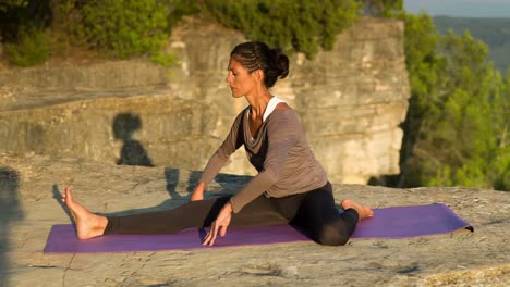 mujer haciendo yoga afuera 00