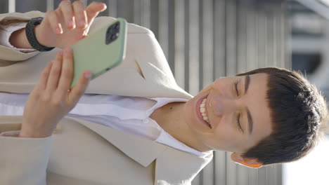 mujer riendo mientras mira su teléfono