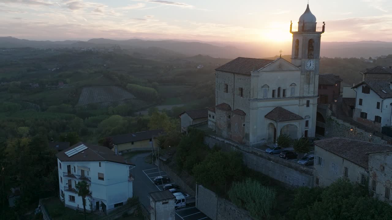 이탈리아 북부 의 역사적 인 중세 언덕 꼭대기 도시 와 교회 인 피에몬테 의 공중 전망