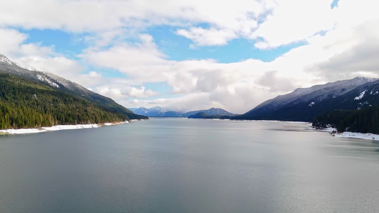 hermosa vista del lago kachess amplia toma con montañas en un cielo parcialmente nublado en el estado de washington