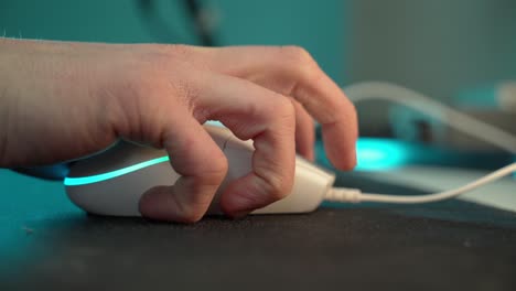use un mouse rgb sobre el pad para navegar por la web