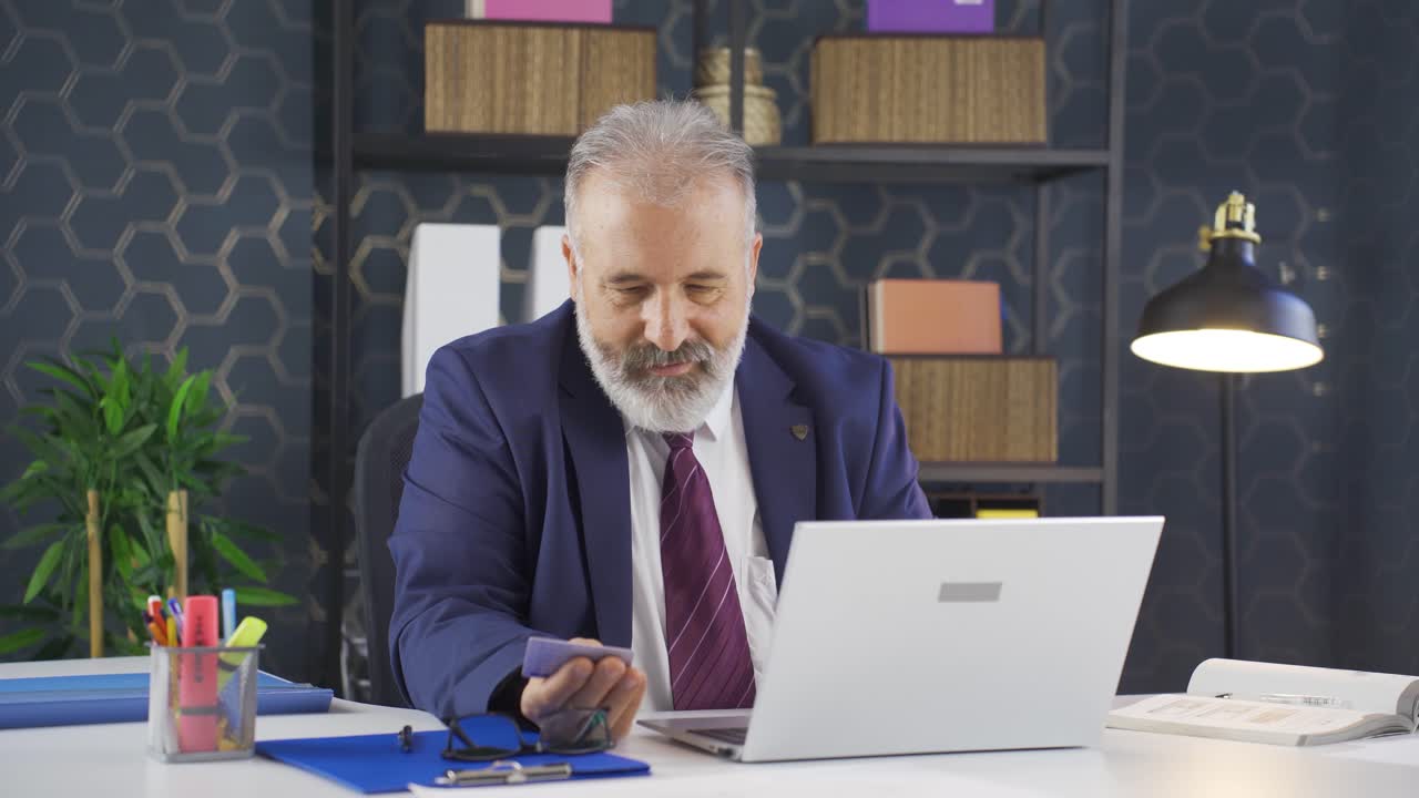 hombre de negocios comprando en línea.
