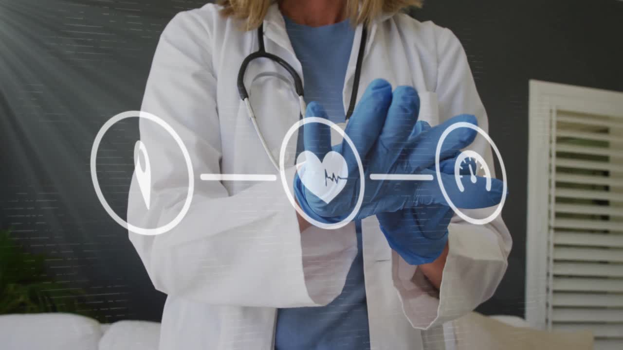 Doctora poniéndose un guante y con una interfaz de usuario médica rastreando iconos de ubicación y medidor de frecuencia cardíaca.